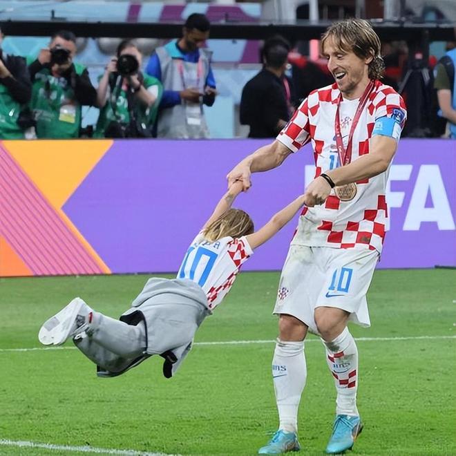 雷火电竞亚洲先驱-热刺绝杀拜仁，莫德里奇梅开二度欧联杯